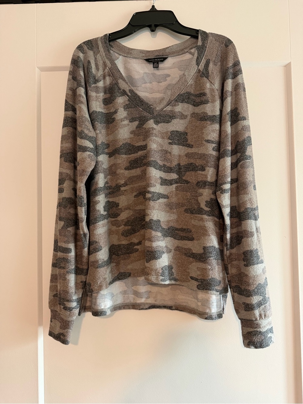 Lucky Brand Camo V-Neck Long Sleeve Knit Top Size Small Soft Casual Pullover - Picture 2 of 4